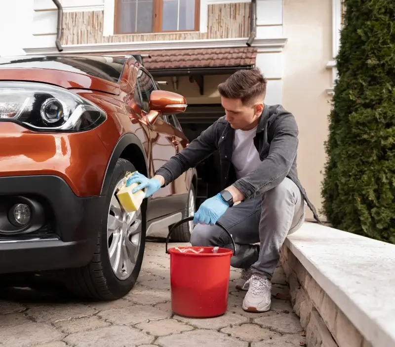 Lavage auto à domicile Val de Virvée : professionnel intervenant sur un véhicule